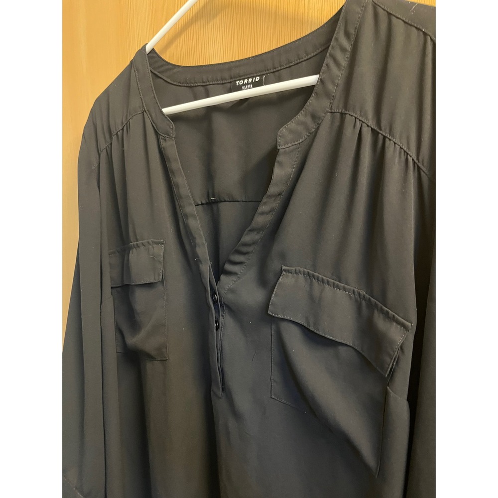 Torrid Harper Blouse Womens 4 Black Roll Tab Sleeve Georgette Pullover Top - Picture 8 of 11